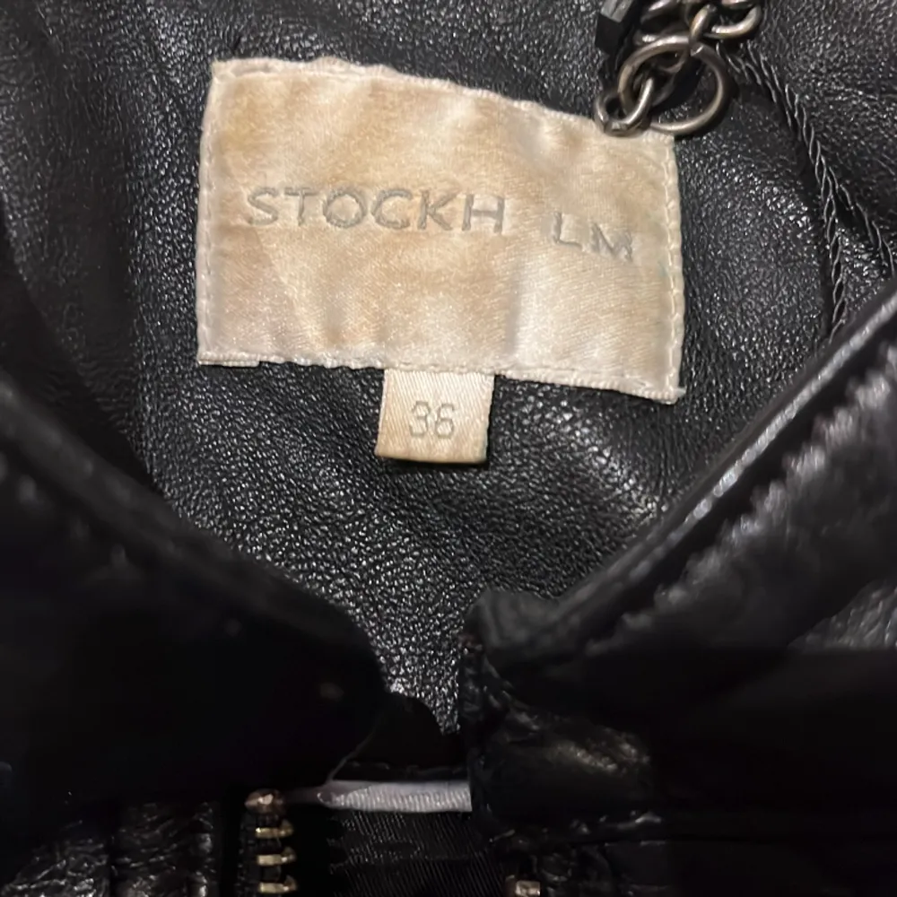 Svart Läderjacka i skinn. Storlek 36.  använd men väl omhändertagen! . Jackor.