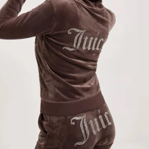 Jucy sett - Bra skick, köpt för typ 1 år sen. Tröjan är i storlek s och byxorna i s oxå💕