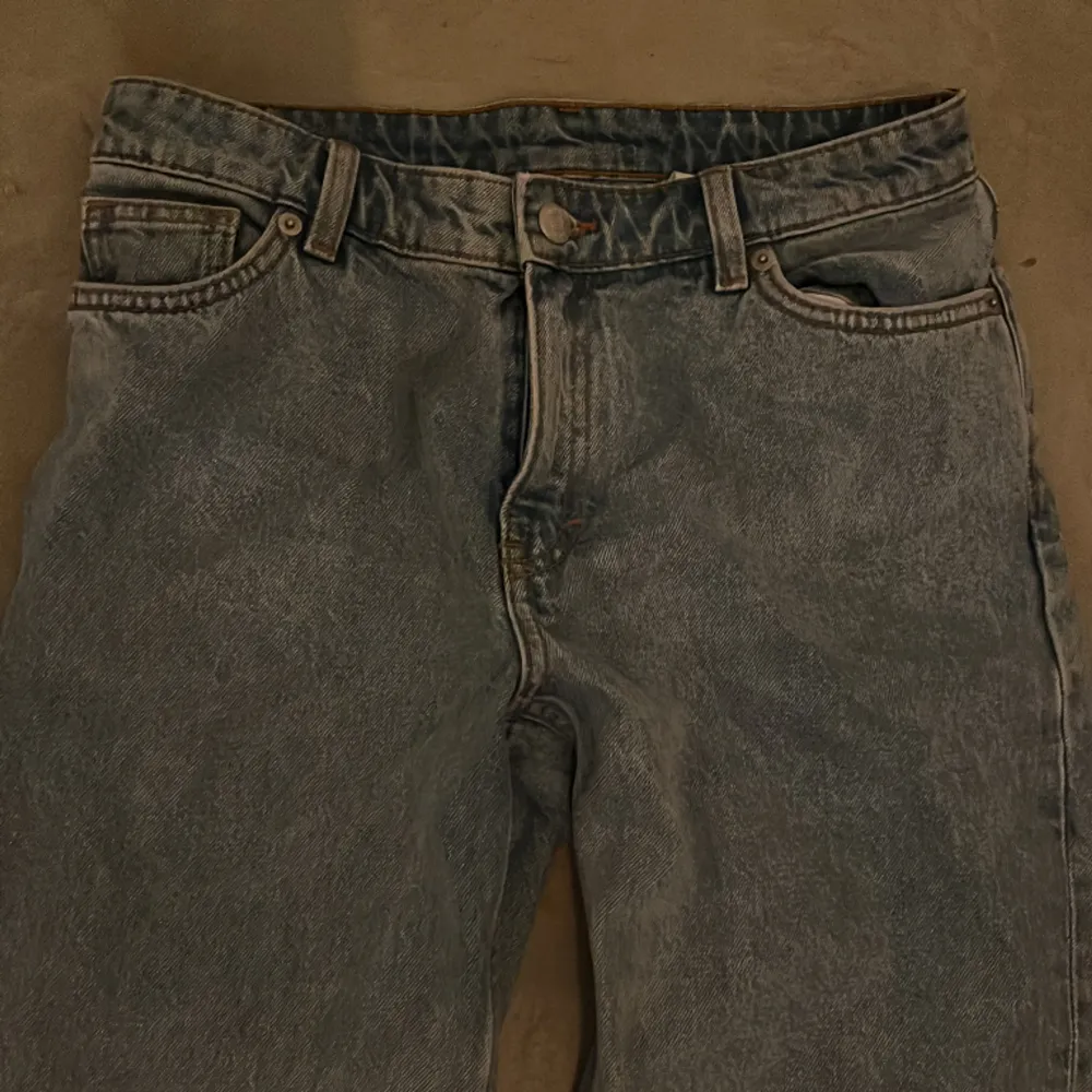 Raka blå jeans från Monki! Storlek 26. Prislapp eller orginalförpackning kvar. . Farkut & Housut.