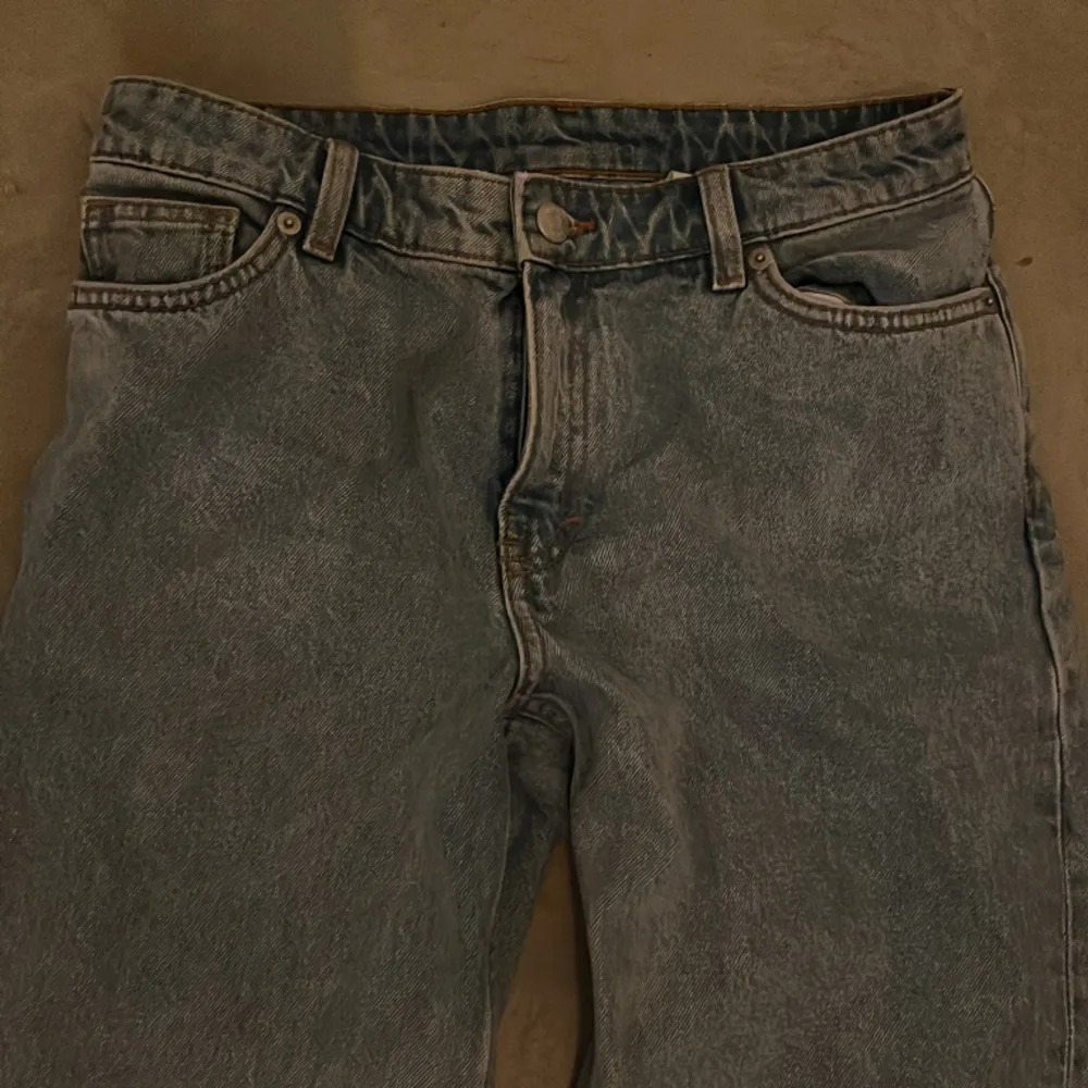 Raka blå jeans från Monki! Storlek 26. Prislapp eller orginalförpackning kvar. . Jeans & Byxor.