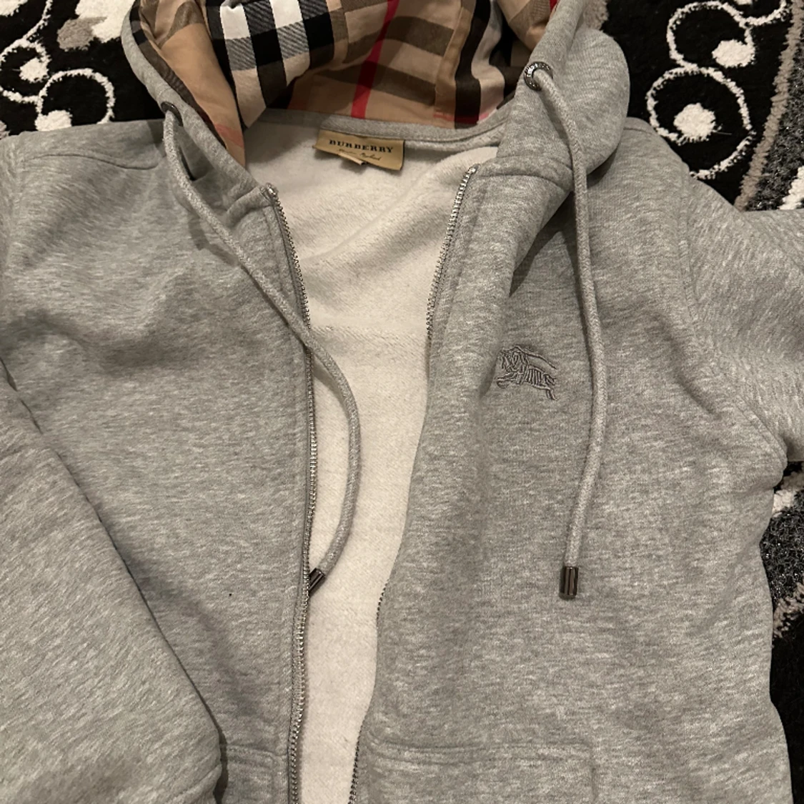 Burbbery zip (grå)  - 90