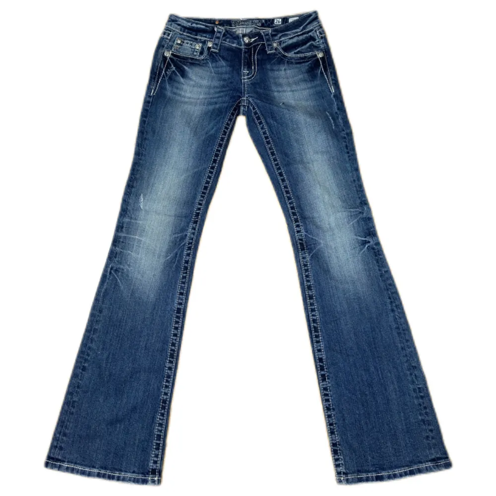 Miss Me jeans i modellen ”JP5721B/boot” midjemåttet rakt över är 38,5cm. Ytterbenet 105cm och innerbenet 83cm. Jeansen är som nya. Kontakta vid intresse!. Jeans & Byxor.