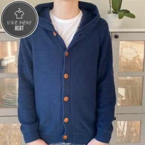 Stickad hoodie - Tja, säljer nu denna as feta stickade hoodien. Stl L men sitter mer som M. Hör av dig vid frågor eller funderingar!