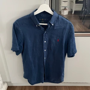 Ralph lauren linneskjorta - En kortärmad linneskjorta från Ralph lauren. Den är i storlek S. Bra skick, tecken på användning i nacken. Bedöm själva utefter bilderna. Kom privat vid frågor!