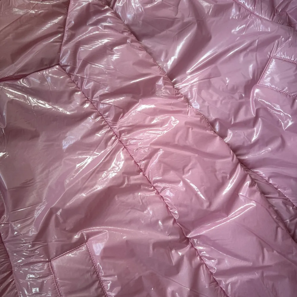 Säljer denna rosa jacka från Junkyard, nypris 1099 kr, säljer för 300 💕 Aldrig använd och prislappen sitter kvar! Kan skicka men även mötas upp, bor på söder🫶🏼. Jackor.