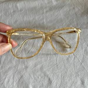 Vintage glasögonbåge från 80 talet  Kommer från en nedlagd Optikbutik, aldrig använd. Märke: Silhouette  Hela bågens bredd 130 mm Glasets storlek, bredd 55 mm, djup 46 mm  Rök och djurfritt hem 