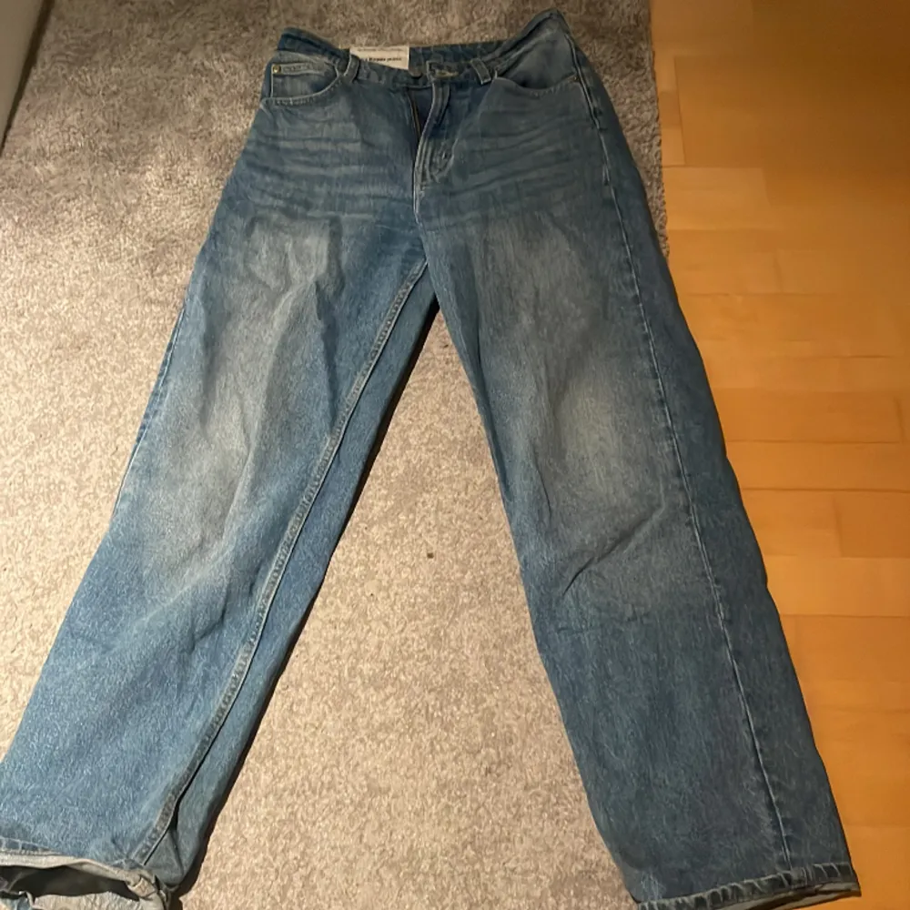 Snygga baggy jeans från h&m, low /mid waist! Använder inte dessa längre 💕. Jeans & Byxor.
