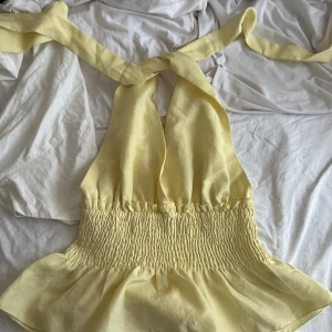 Somrig gul topp!!💛💛 - Perfekt topp inför sommaren!! Öppen rygg med knytning runt nacken🤩 Inga defekter. Pris kan diskuteras!