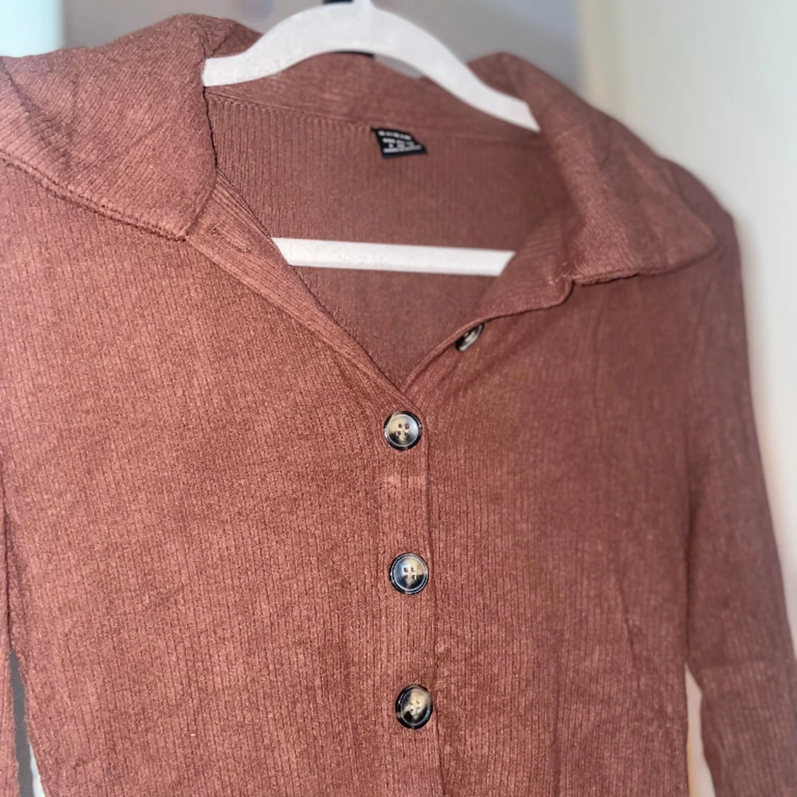 Brun rostfärgad och långärmad tröja med krage  - 90