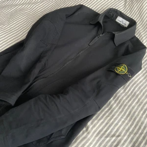 Stone island overshirt - Säljer nu min Stone island overshirt, då den inte passar mig storleksmässigt och i smaken längre. Väl omhändertagen och otroligt gott skick. Storlek: S. Äkta såklart - kvitto finns. Nypris: 3500-4000kr. Betalning genom Swish, utanför denna appen.