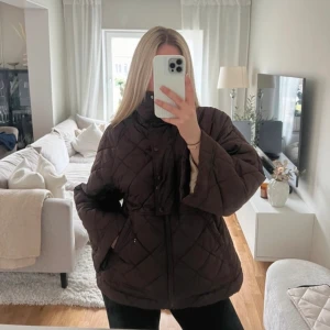 Brun jacka  - Säljer min bruna vårjacka, i quiltad material. Inga skavanker. 🤍