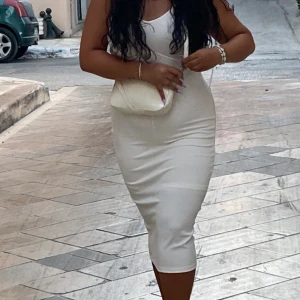 Vit klänning  - En jättefin vit klänning med cutouts på sidorna❤️