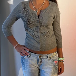 🥸Grå tröja med detaljer🥸 - Så söt ulltröja med fina pärldetaljer. Trekvarts ärmad och grå. 