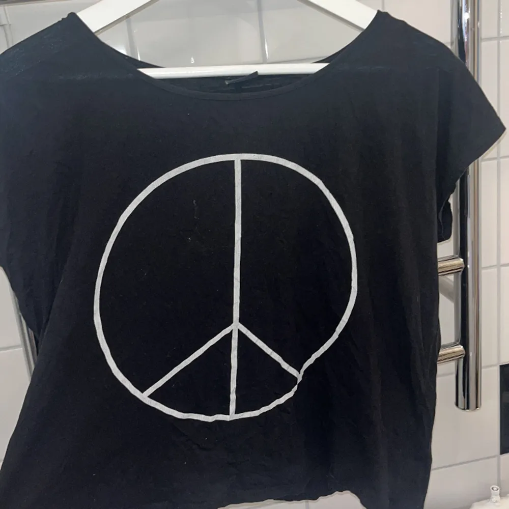 Tröja med peace märke . T-shirts.