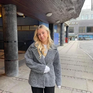 Grå kappa från design by si - En super fin grå kappa från design by si som tyvärr inte kommer till användning. Använd ett par enstaka gånger och är helt som ny. Skriv om fler bilder och info💗☺️