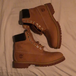 Timberlands 6 inch premium - Ett par feta timberlands i storlek 43 passar Perlefelt nu för vintern, knappast använd och ny pris är 2300kr, mitt pris 895