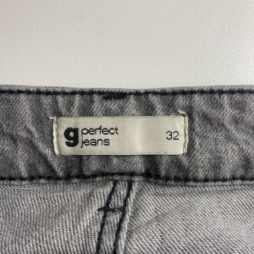 ”full length petite flare jeans” Nypris: 499 kr Säljer nu på grund av inte min stil längre för 150 kr. Ett par gråa jeans från GinaTricot med bra passform! Använda kanske 10 gånger och inga tecken på defekter.😽💗. Jeans & Byxor.