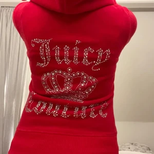 Röd juicy tröja  - Röd juicy tröja från Aliexpress storlek xs, lite som handduksnaterial men ändå mjuk  