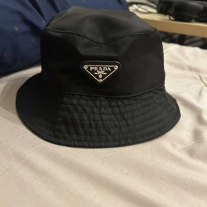 Prada hat  - Nyskick, snabb affär billigare pris