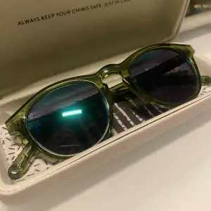 Säljer dessa helt oanvända Chimi 002 KIIWI solglasögon i ett extremt bra skick.  Perfekta sommarglasögonen!!🫶🏼🫶🏼