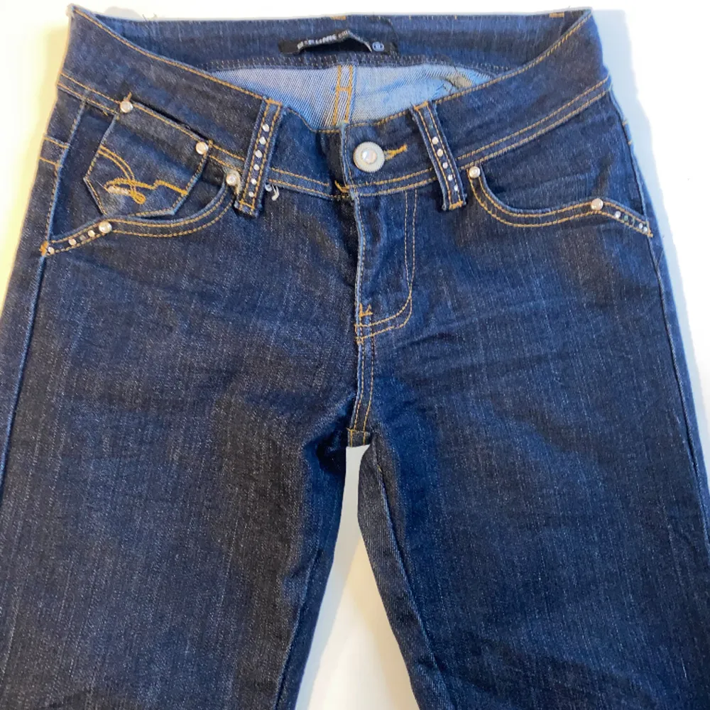 Jätte snygga utsvängda jeans, aldrig använda och är lågmidjade. Original pris- 1758kr . Jeans & Byxor.