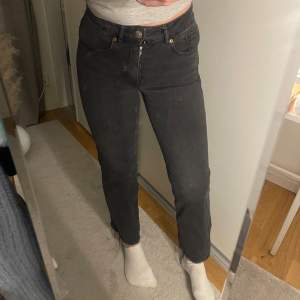 Välanvända raka jeans från H&M,  Inga defekter men är tyvärr för korta för mig.  Mörkgråa i färgen! Storlek XS/34, jag är 163