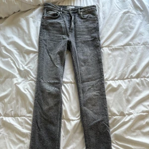 Gråa jeans med slits - Gråa jeans med slits nertill som är ifrån zara.