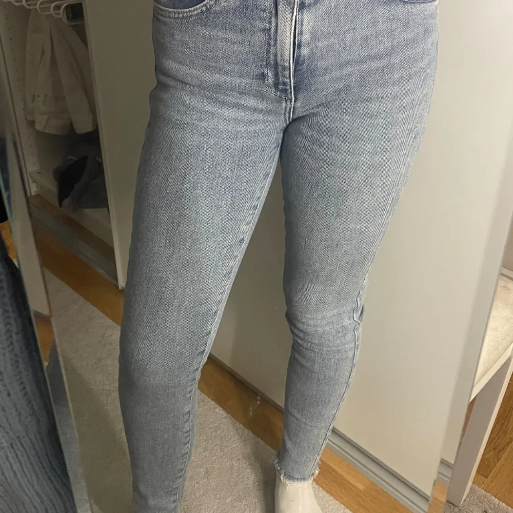 Skitsköna jeans från Bikbok, Storlek S. Jag är en 163 Använd ett fåtal gånger🤍 50kr + frakt. Jeans & Byxor.