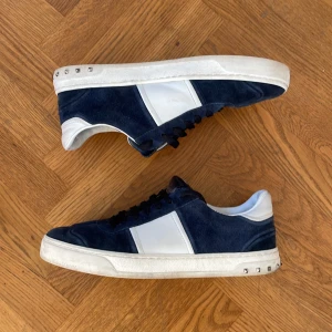 Valentino flycrew  - Valentino flycrew i storlek 40, men som alla vet sitter dom som 41+. Skick 9/10 med alla spikar kvar. Dustbag fås med 