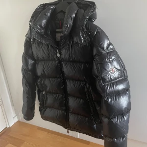 Moncler Maya  - Säljer en väldigt snygg Moncler maya jacka! Den är i ett väldigt fint skick! Kvitto finns! Storlek 4! Sitter som en M/L!  Hör gärna av dig om du har frågor!