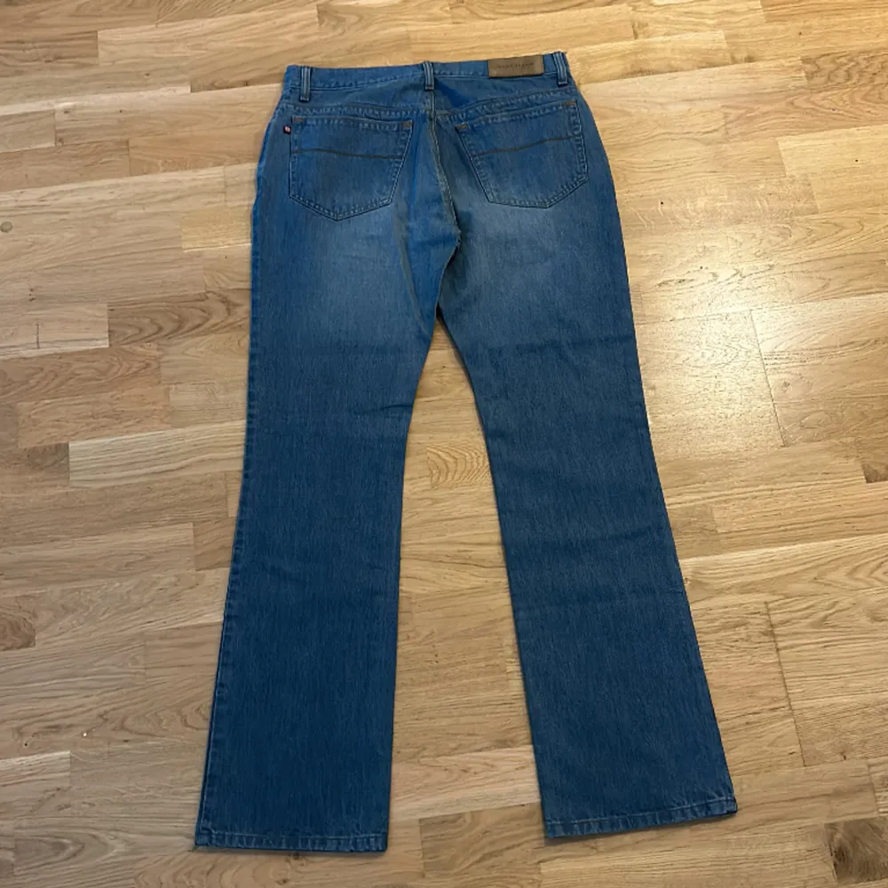 Snygga Gant jeans med lite bootcut, 34/34 men passar mig på 180 70kg bra! Skriv för bilder/mått/frågor. Jeans & Byxor.