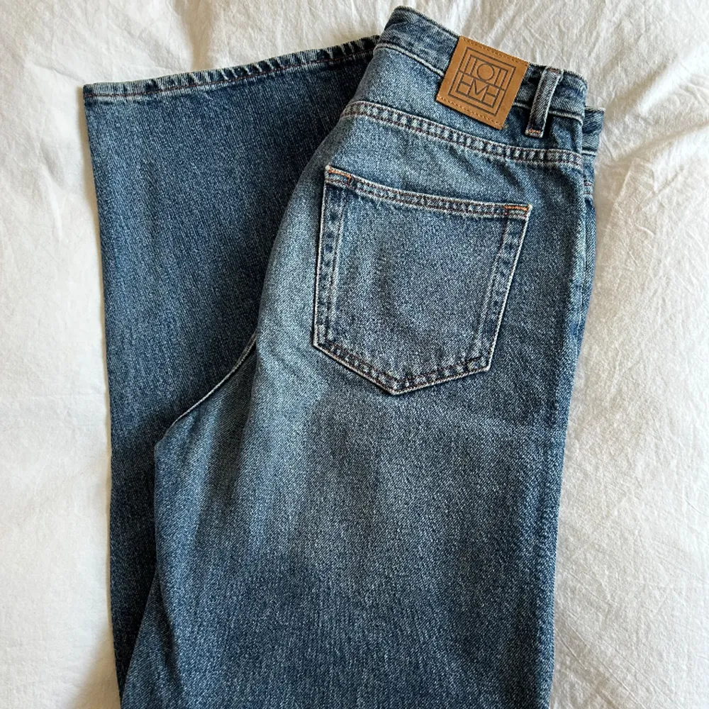 I princip helt oanvända jeans från märket toteme. Raka ben med en naturlig utsvängning nedtill. Köpta för: 2700 . Jeans & Byxor.