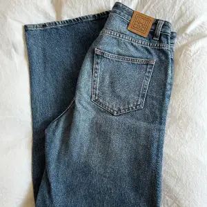I princip helt oanvända jeans från märket toteme. Raka ben med en naturlig utsvängning nedtill. Köpta för: 2700 