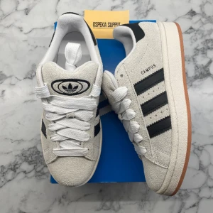 Adidas Campus 00s (W) ”Crystal White” - Helt nya och oanvända Adidas Campus 00s (W) ”Crystal White” i storlek 38. Pris: 1499+frakt.   Skicka ett meddelande vid intresse 