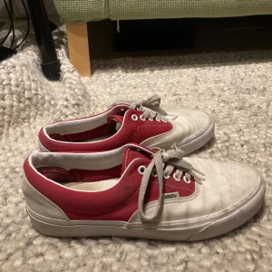 Röda o vita Vans  - Iskalla vans som är lite smutsiga men det går att tvätta👌👌