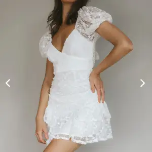 Jag söker denna klänning i storlek S eller M, har hittat den på olika hemsidor men bland annat Selfie Leslie 💫🌟