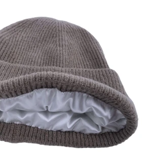 satinmössa - beige mössa med satintyg insytt. satintyget vårdar ditt hår, motverkar frissighet och gör det enklare att få bort fläckar på insidan!