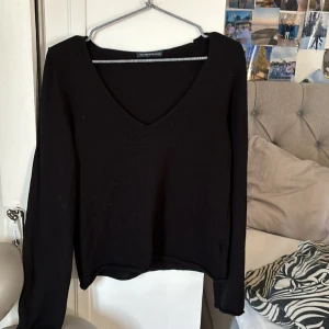 V ringad stickad tröja - Stickad v ringad från brandy Melville ! Aldrig använd ❤️