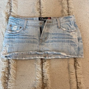 Lågmidjad jeanskjol - Superfin lågmidjad jeanskjol med tryck på bakfickorna. Den är i storlek xs. Säljer för att den tyvärr är för liten i midjan för mig. 