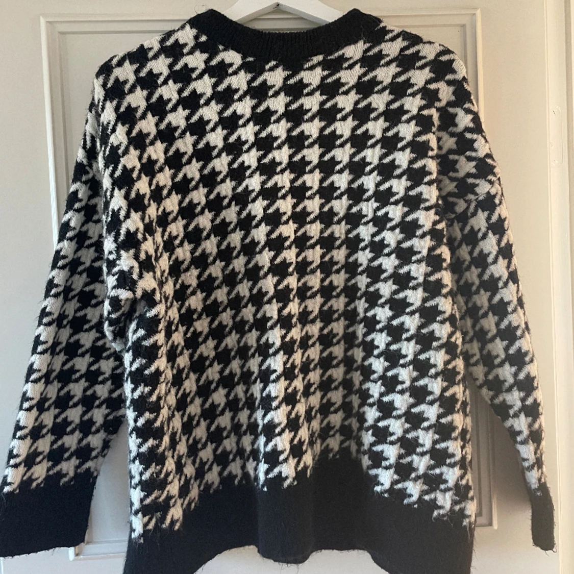 Svartvit tjocktröja Mango 