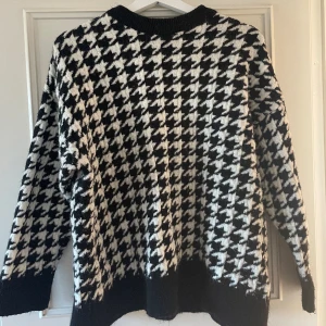 Svartvit tjocktröja Mango  - Svartvit schackmönstrad tjocktröja från Mango, väldigt mjuk och sticks inte alls! Storlek S🖤🤍