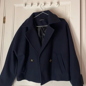 Jacka från missäy  - Säljer denna skjortjacka från missäy. Den har aldrig kommit till användning och köptes för 499kr🩷🩷