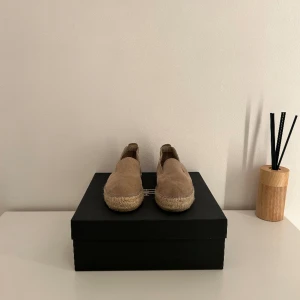 Espadrillos 🥯🌹👢 - Storlek 36, snygga espadrillos, från Johanssons shoes, välomhändertagna, i ett nyskick med snygg beige färg, hör av er vid frågor samt övriga funderingar!👢🇮🇹🥯🌹