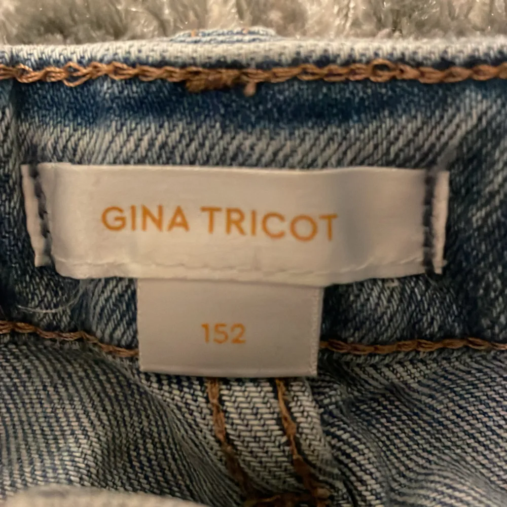 Low wais boot cut jeans från gina tricot! Köptes förra året och är i bra skick! De är i strl 152 i barnstorlek men känns som större. Nypris 350💕. Jeans & Byxor.