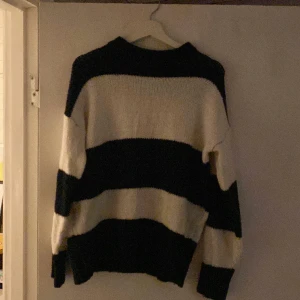 stickad tröja - från lager 157, fint skick.