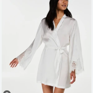 Hunkemöller morgonrock  - Morgonrock i satin. Använd 1-2 gånger för flera år sedan. 