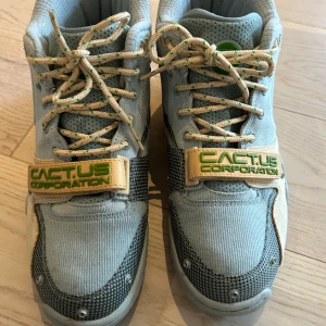 Nike- Travis Scott- Air Trainer 1 SP - Snygga Travis Scott skor i stl 40 Välvårdade i toppskick, perfekta till våren och sommaren 