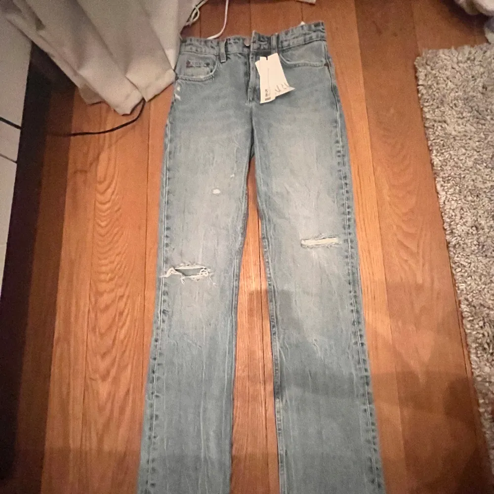 Helt oanvända zara jeans. Jättefin ljusblå färg, prislapp kvar. Köpt för 350 kr. Jeans & Byxor.