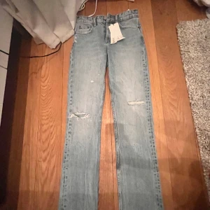 Jens - Helt oanvända zara jeans. Jättefin ljusblå färg, prislapp kvar. Köpt för 350 kr