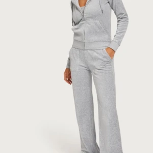 Juicy couture set  - Säljer nu mitt gråa juicy set som är i skick som ny. Inget slitage nere vid fötterna eller någon annan stans. Pris kan kanske diskuteras. Om man vill ha bilder på hur dom är på eller bara på dom kan man skicka privat 😊 byxorna är i S och tröjan i M